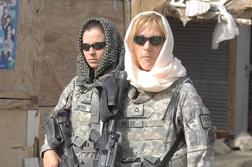 Đổi lại, họ sẽ nhận được lương rất cao khi phục vụ ở những mặt trận xa nhà, có cơ hội được học đại học miễn phí và được phục vụ lâu dài trong quân đội Mỹ với khả năng thăng tiến cao trong tương lai. Nguồn ảnh: Corong.