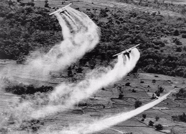 Chất độc dioxin thực chất không được Mỹ coi là một thứ vũ khí trong chiến trường Việt Nam. Tuy nhiên, sức tàn phá của nó thậm chí còn hiện hữu tới tận bây giờ khi hàng vạn người vô tội sinh ra sau chiến tranh vẫn mang trong mình những di chứng nặng nề về thứ chất độc quái ác này. Nguồn ảnh: Veteran.