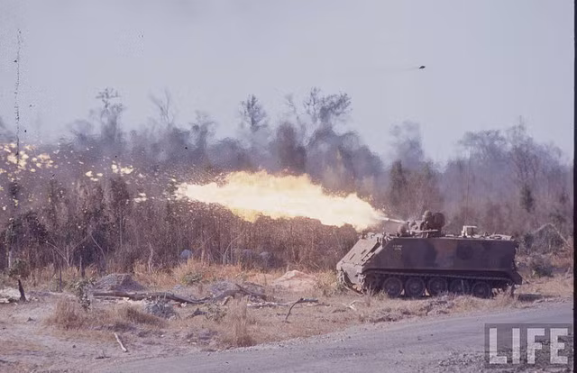 Có cấu tạo gần như bom napalm, súng phun lửa ban đầu được thiết kế để đốt sạch cây cối, làm lộ ra các vị trí ẩn nấp của đối phương. Tuy nhiên, thú vũ khí này lại được sử dụng trong chiến tranh Việt Nam như một thứ vũ khí giết người. Nguồn ảnh: Life.