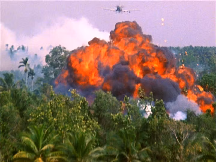 Thực chất đây là một loại bom sử dụng nhiên liệu cháy giống với súng phun lửa nhưng có sức công phá mạnh hơn rất nhiều, khi phát nổ, không những phát ra nhiệt cực lớn mà còn đốt hết không khí xung quanh khu vực lân cận, gây ra hậu quả khủng khiếp. Nguồn ảnh: Frame.