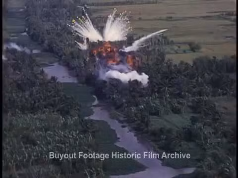 Loại vũ khí này cũng đã bị cấm sử dụng sau khi chiến tranh Việt Nam kết thúc. Tuy nhiên lệnh cấm sử dụng bom phốt pho chỉ có tác dụng trong các khu vực đông dân cư, bom phốt pho vẫn có thể sử dụng như một loại vũ khí phát quang. Đây là một lệnh cấm không triệt để, không hoàn toàn. Nguồn ảnh: Filmarchive.