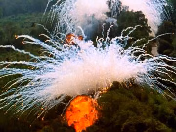 Khi cháy, bom phốt pho còn tạo ra hỗn hợp bụi phốt pho, ảnh hưởng nghiêm trọng đến sức khỏe con người khi hít phải. Nguồn ảnh: Footage.