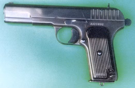 Hộp tiếp đạn của TT-33 có 8 viên đạn, súng sử dụng hệ thống tâm ngắm điểm ruồi. Do đã được ra đời từ cách đây hơn 80 năm nên khẩu súng lục này có cấu tạo hết sức cơ bản, không có khớp nối gắn thêm thiết bị phụ trợ, không có khả năng lắp giảm thanh, không có hệ thống đệm giảm giật,... Ảnh: Phiên bản TT-33 do Cộng hòa Nhân dân Ba Lan sản xuất. Nguồn ảnh: Wiki.