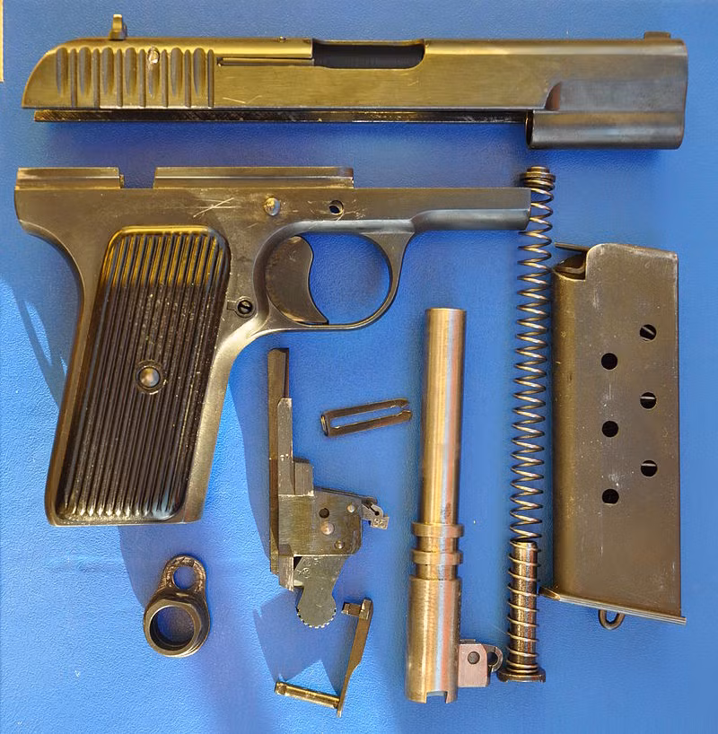 Giống với nhiều khẩu súng huyền thoại khác của Liên Xô, TT-33 đã từng có góp mặt trong rất nhiều cuộc chiến khác nhau từ chiến tranh thế giới thứ hai, chiến tranh Triều Tiên, chiến tranh Việt Nam, nội chiến Trung Quốc, nội chiến Lào, nội chiến Campuchia, chiến tranh Afghanistan,... Ảnh: Một khẩu súng ngắn K-54 khi được tháo rời hoàn toàn, các chi tiết cấu thành khá đơn giản. Nguồn ảnh: Wiki.