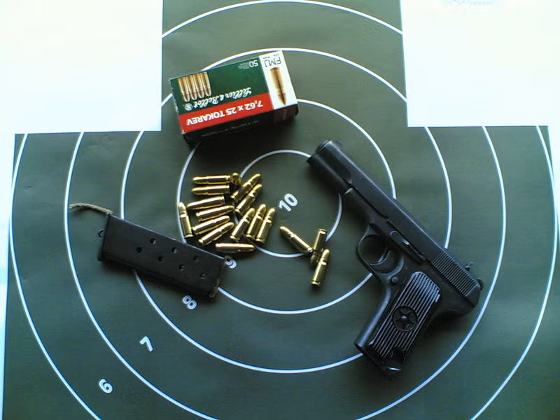 Súng sử dụng cỡ đạn 7,62x25mm, có cơ cấu hoạt động nạp đạn bằng độ giật, khóa nòng lùi và bắn từng viên. Tầm bắn hiệu quả của TT-33 vào khoảng 50 mét, rất thích hợp với những pha tác chiến tầm gần, cận chiến tầm gần. Sơ tốc đầu đạn của khẩu TT-33 này vào khoảng 420 mét/giây. Ảnh: Một khẩu TT-33 do Liên Xô sản xuất với các viên đạn 7,62 x 25mm do Cộng hòa Séc sản xuất. Nguồn ảnh: Wiki.