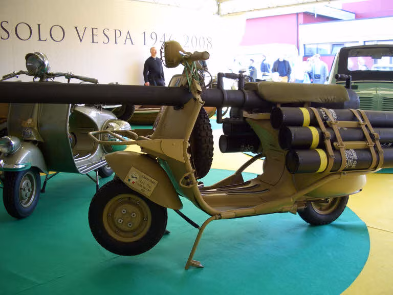Nhược điểm lớn nhất của chiếc Vespa bazooka này đó là nó buộc phải dừng lại, hạ chân chống mới có thể khai hỏa được. Ngoài việc không thể vừa đi vừa bắn, chiếc xe Vespa bazooka này còn có nhược điểm khác đó là cồng kềnh, khó xoay sở ở những nơi có diện tích chật hẹp. Nguồn ảnh: MVA.