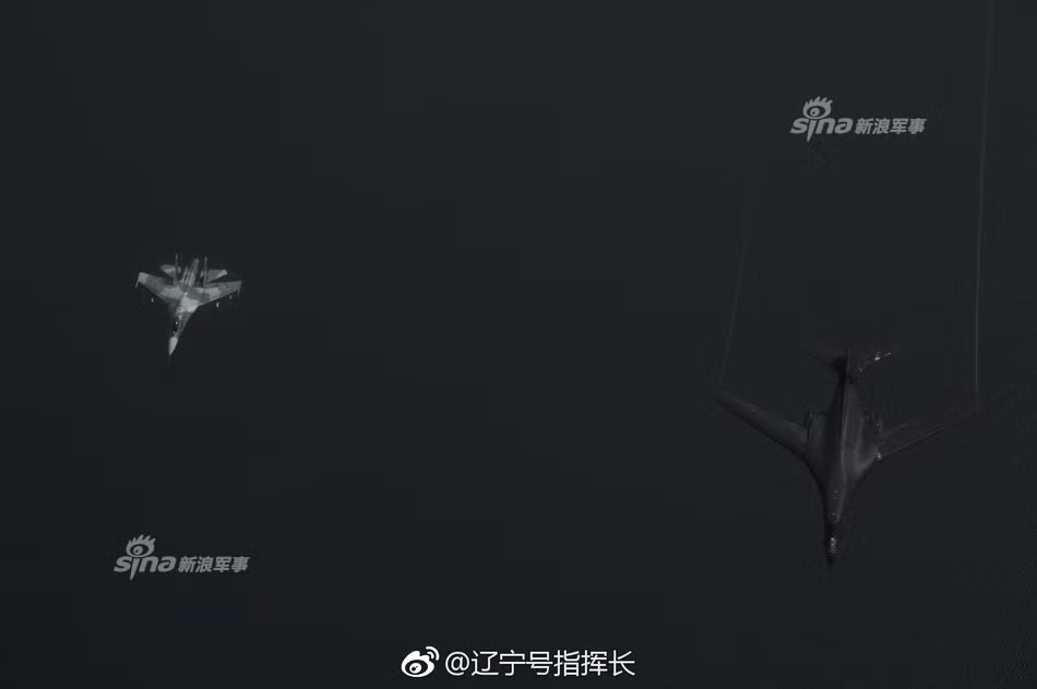 Do đang di chuyển trên không phận quốc tế nên các máy bay từ phía Nga không hề phát tín hiệu cảnh báo và không hề có báo trước, chỉ đơn giản là áp sát, tiếp cận và bay theo. Ở khoảng cách chỉ khoảng vài chục mét, các phi công Mỹ và Nga thậm chí còn vẫy tay chào nhau một cách thân thiện. Nguồn ảnh: Sina.