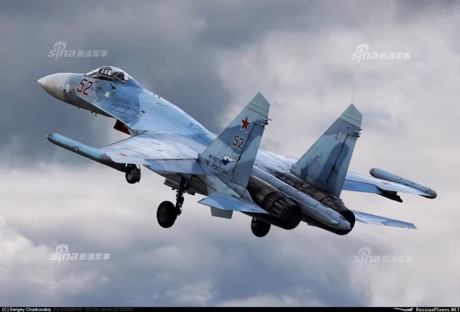 Phía Bộ Quốc phòng Nga cho biết, hành động của những chiếc Su-27 thực chất không phải là một hành động "đánh chặn" các máy bay ném bom của Mỹ, các phi công của họ chỉ cố gắng tiếp cận các máy bay B-52 và B-1B của đối phương để xác nhận rõ loại máy bay đang bay trên không phận biển Baltic và chắc chắn rằng những chiếc máy bay này không vô tình-hay cố ý đi "nhầm" vào không phận của Nga trên vùng biển này. Nguồn ảnh: Sina.