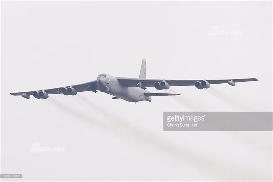 Những chiếc B-52 và B-1B Lancer của Mỹ vừa xuất hiện trên vùng biển Baltic hồi cuối tuần vừa rồi đang trên đường tham gia cuộc tập trận Saber Strike và Chiến dịch Biển Baltic (BALTOPS). Nguồn ảnh: Gettyimg.