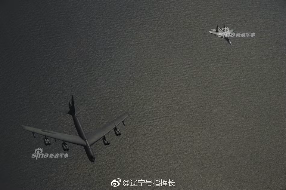 Theo người phát ngôn Bộ Quốc phòng Mỹ, các máy bay B-1B Lancer và B-52 của nước này khi đó đang thực hiện nhiệm vụ bay trên biển Baltic. Các máy bay Su-27 của Nga xuất hiện từ hướng Đông Nam và "nhập đội hình" bay hộ tống những chiếc máy bay ném bom của Mỹ. Nguồn ảnh: Sina.