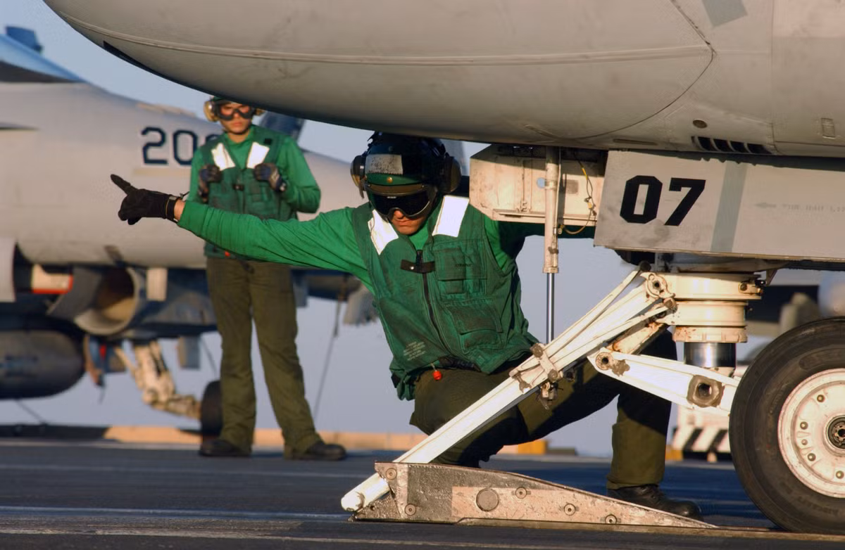 Hệ thống này sẽ đưa các máy bay phản lực hàng hàng chục tấn di chuyển từ tốc độ bằng 0 vọt lên tốc độ khoảng 120 km/h chỉ trên quãng đường băng ngắn ngủi hơn 200 mét để chúng có thể đạt được tốc độ bay tối thiểu sau khi hết đường băng. Nguồn ảnh: Ebaum.