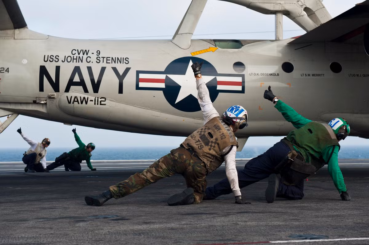 Hiện tại, phía Trung Quốc vẫn chưa thể làm chủ được công nghệ phóng này và bằng chứng là tàu sân bay Type 001 mà Trung Quốc vừa mới hạ thủy phải thiết kế đường băng theo kiểu cầu nhảy truyền thống. Các hình ảnh được cho là của tàu sân bay thứ hai do Trung Quốc tự đóng, chiếc Type 002 cũng được thiết kế với cách thức tương tự. Nguồn ảnh: Commons.