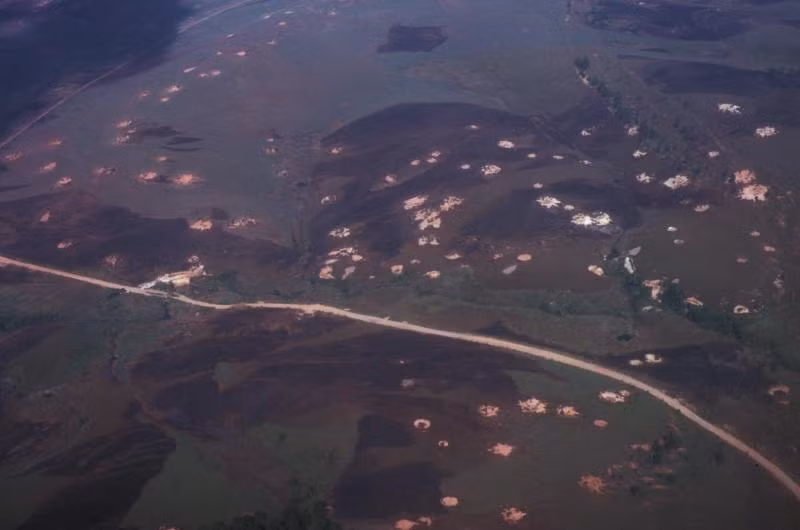 Bãi chiến trường với hàng nghìn lỗ bom lớn nhỏ chi chít trên Xiêng-khoảng, Lào. Nguồn ảnh: Civil.