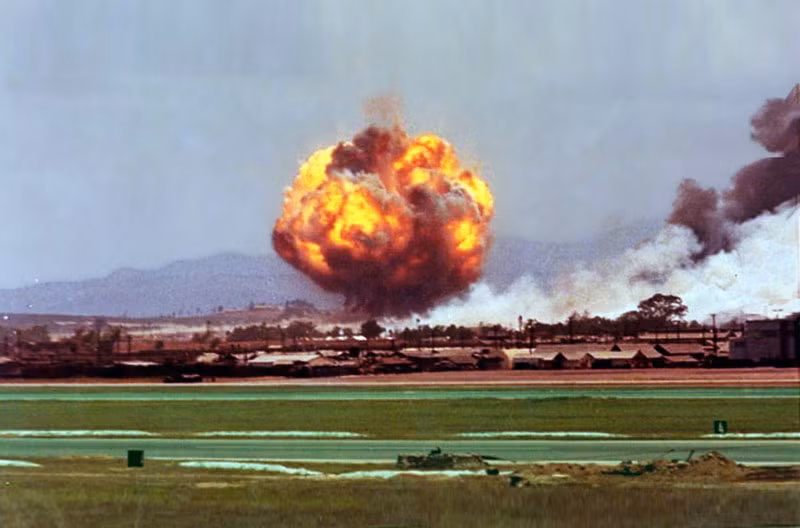 Một quả bom Napalm của Mỹ ném xuống giữa một khu dân cư với nhiều dẫy nhà san sát. Nguồn ảnh: Peter.