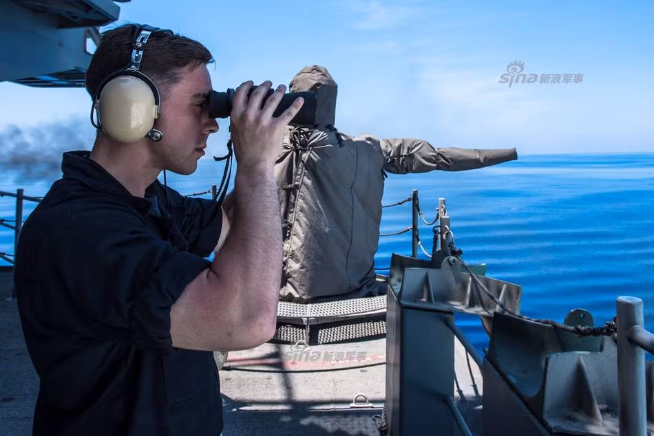 Ngoài ra, còn có nhiều bộ phận khác cũng đòi hỏi phải túc trực hoạt động 24/24 bao gồm lái tàu, radar cảnh giới và hoa tiêu. Dù được trang bị những thiết bị điện tử tối tân nhưng hoa tiêu bằng mắt thường vẫn là những nhân tốt không thể thiếu, đảm bảo các hệ thống điện tử sẽ không bỏ qua bất cứ nhân tốt nào di chuyển xung quanh tàu. Nguồn ảnh: USNAVY.