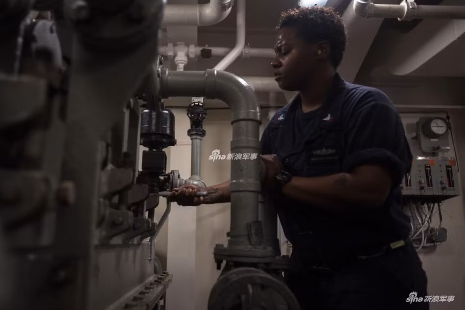 Là loại tàu sân bay sử dụng động cơ hạt nhân nên trên tàu USS Ronald Reagan cũng có một đội kỹ sư hạt nhân chuyên biệt với nhiệm vụ giám sát chặt chẽ quá trình hoạt động của các lõi phản ứng hạt nhân trên tàu, đảm bảo hệ thống vận hành đúng quy trình và tiến hành can thiệp ngay lập tức khi có sự cố. Nguồn ảnh: USNAVY.