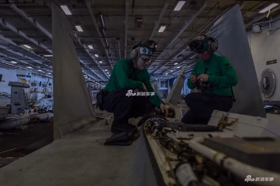 Ngoài việc tiếp tế, các lực lượng sỹ quan không quân trên tàu phải luôn kiểm tra, giám sát tình trạng hoạt động của máy bay, bảo đảm những máy bay này luôn trong điều kiện tốt nhất, có thể cất cánh bất cứ lúc nào. Nguồn ảnh: USNAVY.