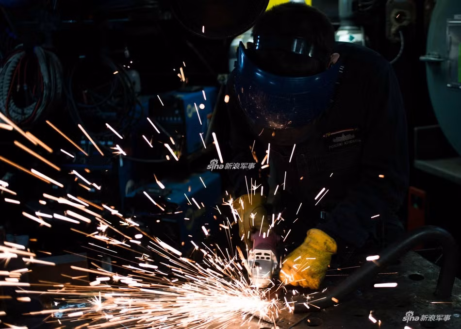 Dù được trang bị nhiều công nghệ hiện đại, tiên tiến, được điều hành thông qua máy tính và tự động hóa. Tuy nhiên công việc của lực lượng thợ máy trên tàu sân bay USS Ronald Reagan cũng không hề nhàn hạ chút nào, đôi khi họ vẫn phải sử dụng các công cụ hạng nặng để bảo dưỡng cho các bộ phận trên tàu. Nguồn ảnh: USNAVY.