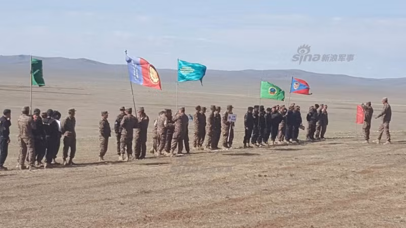 Các đội thi Mông Cổ tham gia vòng sơ loại của Tank biathlon để chọn ra những đội xuất sắc nhất "mang chuông đi đánh xứ người" vào cuối tháng 7 tới đây. Nguồn ảnh: Sina.