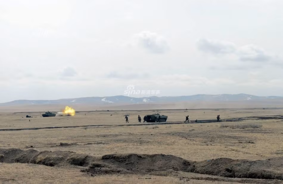 Tank biathlon là hoạt động thường niên do Nga tổ chức bắt đầu từ năm 2014. Cuộc thi bao gồm nhiều nội dung cạnh tranh giữa các đội tham dự bao gồm đua xe tăng, bắn chính xác, vượt chướng ngại vật,... Năm nay, giấy mời tham dự cuộc thi Tank biathlon đã được gửi tới hơn 70 quốc gia trên khắp thế giới trong đó bao gồm cả rất nhiều nước thuộc NATO. Nguồn ảnh: Sina.