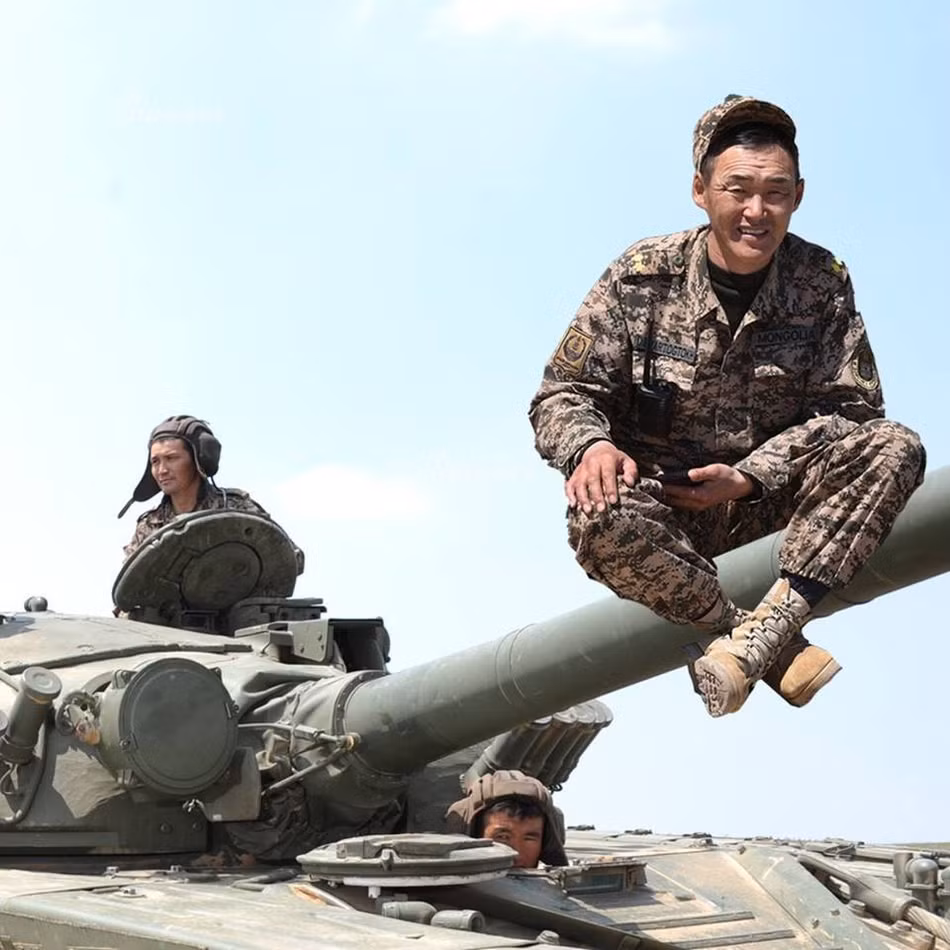 Những đơn vị xe tăng T-72 của Quân đội Mông Cổ đang tích cực tập luyện, cạnh tranh với nhau để giành xuất đi thi giải đấu tăng quốc tế mang tên Tank biathlon. 10 xe tăng xuất sắc nhất trong Quân đội Mông Cổ sẽ được chọn và đến Moscow tham dự giải đấu xe tăng lần thứ tư được tổ chức trong khoảng từ cuối tháng 7 tới đầu tháng 8 năm nay. Nguồn ảnh: Sina.