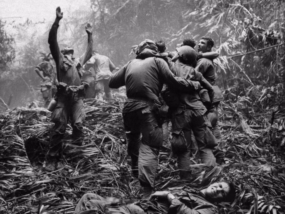 Binh lính Mỹ thuộc sư đoàn dù 101 "anh dũng hiển hách" trong chiến tranh thế giới thứ hai đang cầu cứu sự hỗ trợ của trực thăng Mỹ di tản khỏi Huế vào tháng 4 năm 1968. Nguồn ảnh: BI.