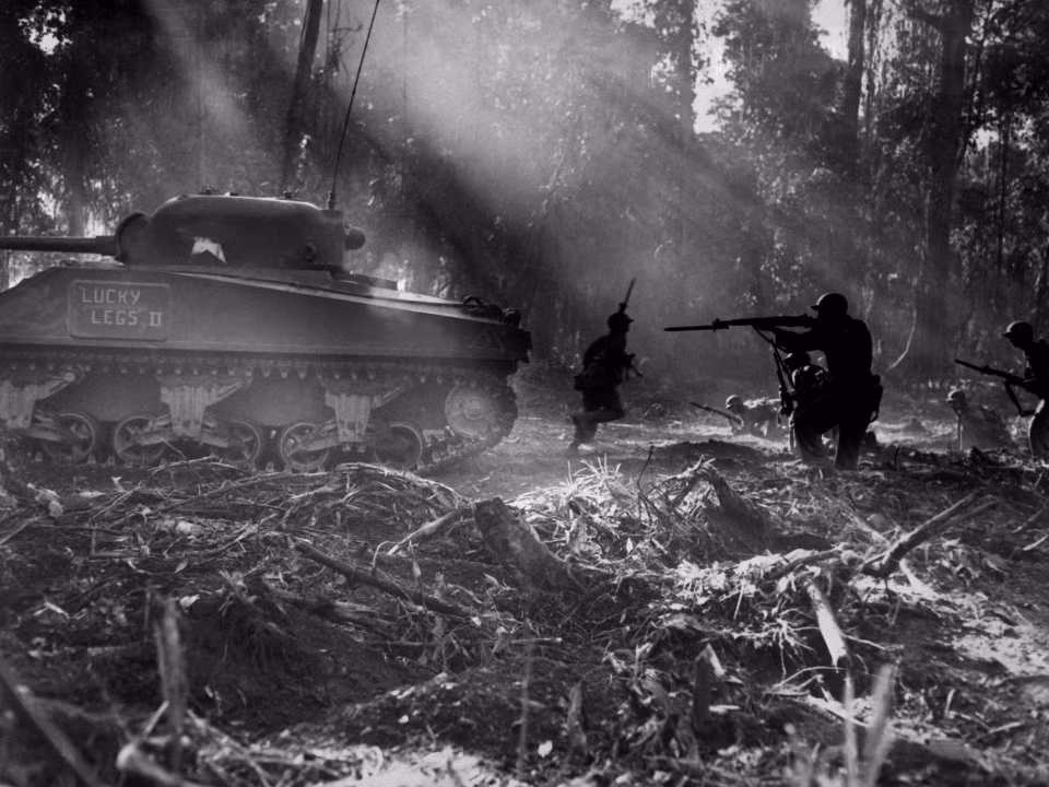 Binh lính Thủy quân Lục chiến Mỹ trên chiến trường Thái Bình Dương trong chiến tranh thế giới thứ hai. Ảnh chụp trong một trận chiến trên đảo Solomon. Nguồn ảnh: BI.