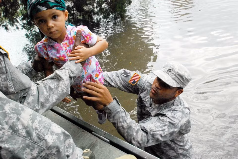 Binh lính Vệ binh Quốc gia Mỹ tham gia vào việc khắc phục hậu quả thiên tai trong trận bão năm 2012 đổ bộ vào nước này. Nguồn ảnh: BI.