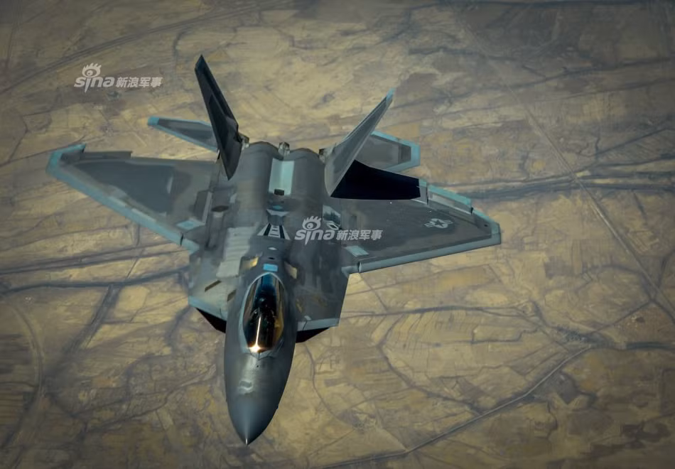 Cụ thể, trong một vài phi vụ của mình, các máy bay F-22 đã có đường bay rất gần với các khu vực phi quân sự, các vùng cấm bay và các vùng an toàn do Nga đặt ra mà không gặp phải bất cứ sự cảnh báo nào. Thậm chí các phi công F-22 còn "mạnh dạn" vượt qua giới hạn an toàn mà Moscow đặt ra mà vẫn không gặp phải bất cứ khó khăn nào. Nguồn ảnh: Sina.