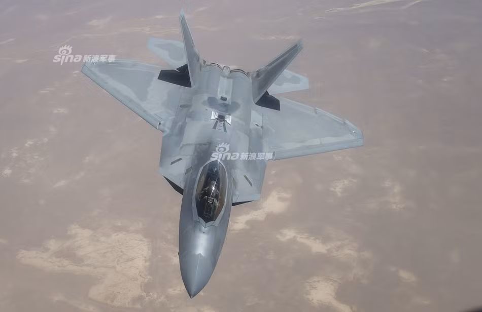 Theo các báo cáo mới được công bố từ phía Mỹ, các máy bay F-22 Raptor đã thực hiện rất nhiều phi vụ trong thời gian "công tác" trên bầu trời Syria, hỗ trợ rất tốt các lực lượng mặt đất tham gia tấn công và đặc biệt là trong toàn bộ các phi vụ của mình, F-22 không gặp phải bất cứ sự can thiệp, cảnh báo nào từ phía Nga. Nguồn ảnh: Sina.