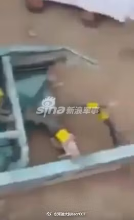 Những mảnh vỡ của chiếc máy bay bị bắn hạ từ độ cao 2.000 mét rơi rải rác cách khá xa nhau. Theo như những hình ảnh được đoạn phim ghi lại, không có dấu hiệu phi công đã nhảy dù ra ngoài thành công. Nguồn ảnh: Sina.