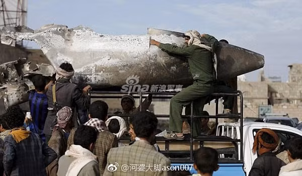 Mặc dù vẫn chưa rõ các mảnh vỡ thu được từ hiện trường có phải của máy bay chiến đấu F-16, tuy nhiên những thông tin trên những mảnh vỡ này đã cho thấy chắc chắn một điều, đây chính là một chiếc phi cơ của lực lượng Không quân Hoàng gia Ả Rập Xê-út. Nguồn ảnh: Sina.