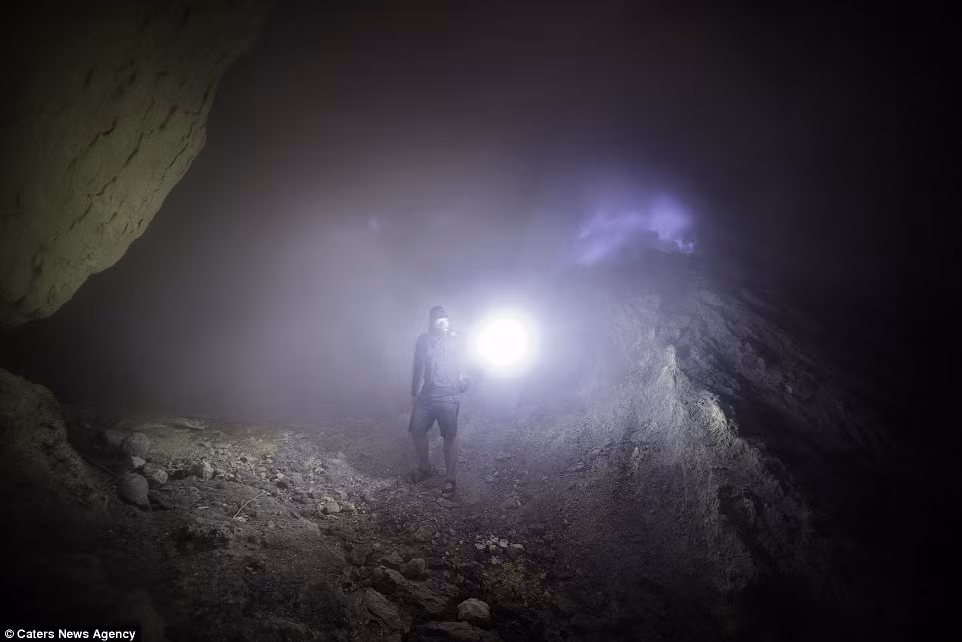 Loong, 26 tuổi, phải đeo mặt nạ để tránh khí độc khi thâm nhập vào trong núi lửa.