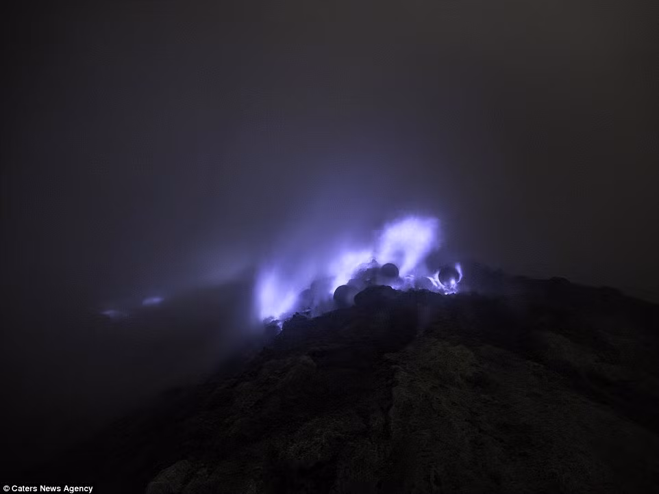 Thoạt nhìn, ánh sáng xanh trong bức ảnh này như đến từ một tinh vân hay một hành tinh khác nằm sâu trong vũ trụ.