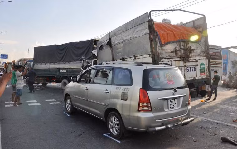 Hiện trường vụ tai nạn vô cũng hỗn loạn.