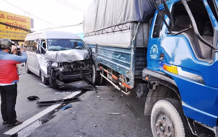 Tại hiện trường, 7 ô tô nát đầu, móp đuôi, kính chắn gió, bánh xe văng ngổnngang ra đường; dầu nhớt chảy lênh láng khiến giao thông bị tê liệt. Nhận được tin báo, công an huyện Hóc Môn có mặt phân luồng và ghi nhận vụ việc.