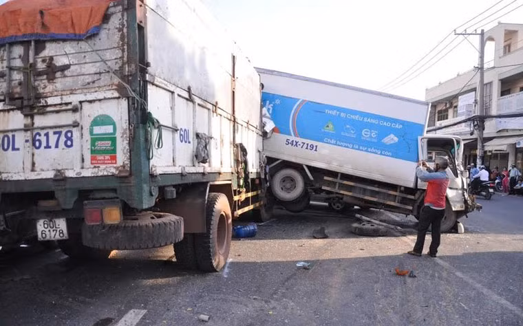 Có 5 người (trong số các xe gặp nạn, có cả tài xế, phụ xe gỗ) bị trọng thương được mọi người tìm cách giải cứu đưa vào bệnh viện cấp cứu.