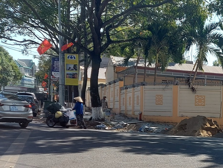 TP Buôn Ma Thuột: Cận cảnh công trình thi công vỉa hè những ngày giáp Tết - Hình 6 TP Buon Ma Thuot: Can canh cong trinh thi cong via he nhung ngay giap Tet-Hinh-6