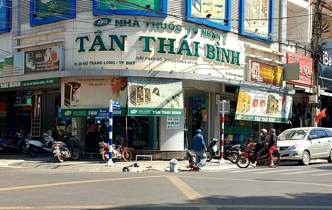 TP Buôn Ma Thuột: Cận cảnh công trình thi công vỉa hè những ngày giáp Tết - Hình 5 TP Buon Ma Thuot: Can canh cong trinh thi cong via he nhung ngay giap Tet-Hinh-5