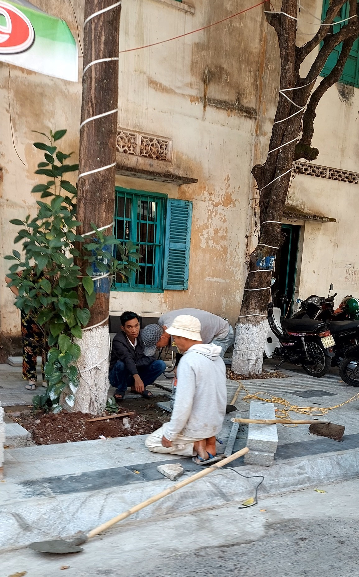 TP Buôn Ma Thuột: Cận cảnh công trình thi công vỉa hè những ngày giáp Tết - Hình 2 TP Buon Ma Thuot: Can canh cong trinh thi cong via he nhung ngay giap Tet-Hinh-2