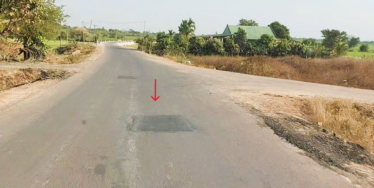 "Tôi nhìn những đoạn đường vừa thảm nhựa đã bị đào bới, chấp vá tôi rất lo lắng. Vì tuyến đường này sau khi hoàn thành có lượng xe tải trọng lớn lưu thông. Với chất lượng công trình như vậy, chưa nói xe chở nông sản của bà con, chỉ riêng đoàn xe chở nguyên vật liệu cho Công ty cổ phần Mía Đường Đắk Lắk hàng ngày lưu thông nhiều thì đường khó mà chịu nổi và sẽ xuống cấp nhanh chóng", ông Na nói.