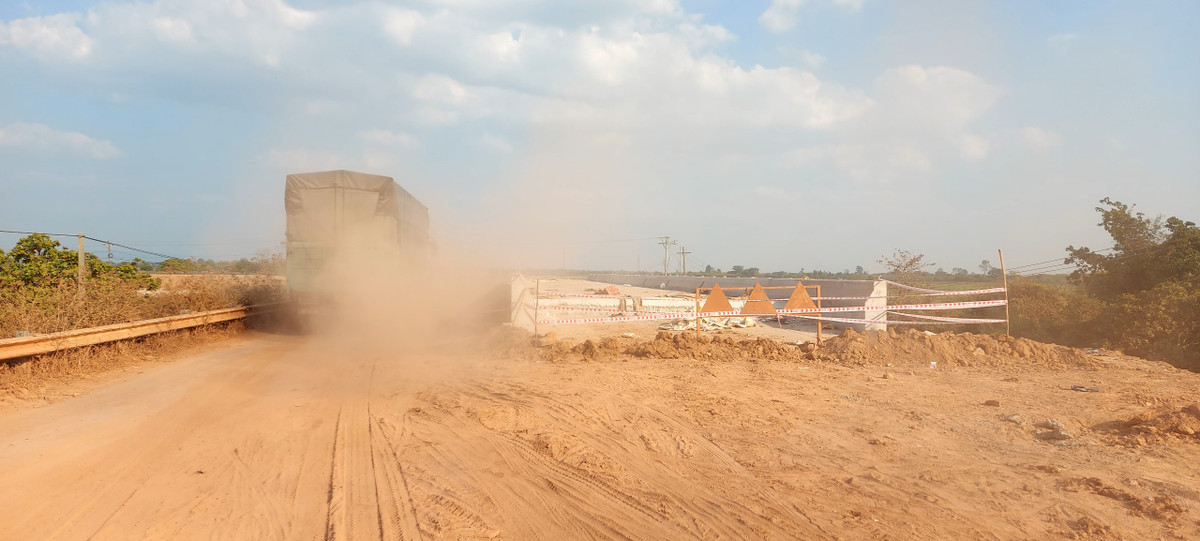 Gói thầu trên được hoàn thành mở thầu lúc 14 giờ 6 phút ngày 02/12/2022 với 2 nhà thầu dự thầu, gồm: Liên danh Công ty cổ phần 208 - Công ty Cổ phần Công nghệ xây dựng và Thương mại Thủ Đô và Liên danh Công ty CP Xây dựng Đắk Lắk – Công ty TNHH Xây dựng Phú Thịnh.