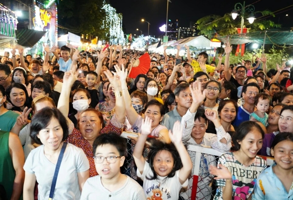 Chợ Hoa Xuân "Trên bến dưới thuyền" ở TP HCM năm nay có gì? - Hình 4 Cho Hoa Xuan