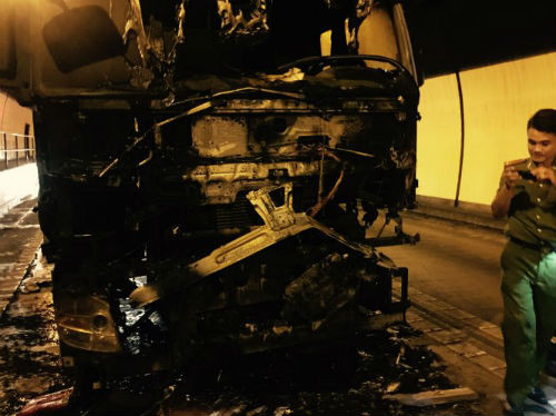 Lien tuc tai nan trong ham Hai Van