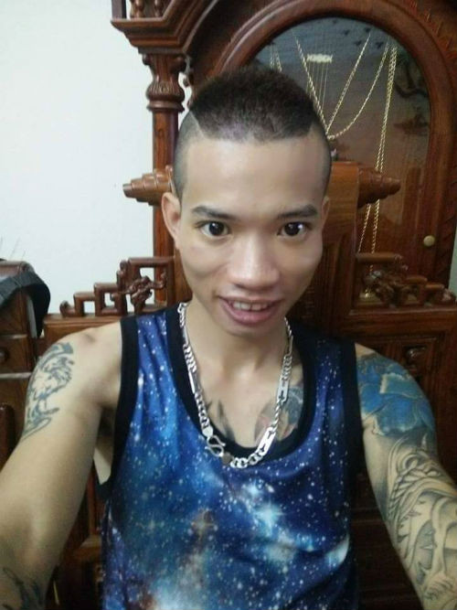 8. Nghịch tử ngáo đá chém chết bố mẹ đẻ rúng động Nam Định Khoảng 22h tối 11/9, nghe tiếng la hét, người dân tại tổ 21, khu 2, đường Nguyễn Bính, phường Trần Quang Khải, TP Nam Định, tỉnh Nam Định, liền chạy ra xem thì thấy Đỗ Đức Mạnh Hùng (26 tuổi trú tại địa chỉ trên) cầm dao bầu và dao lê đi lại ở khu vực đầu phố. Nghi có sự chẳng lành, người đã gọi điện cho cảnh sát 113 Nam Định. Sau đó Hùng bị bắt. Tại hiện trường, phát hiện ông Đỗ Đức Thắng (71 tuổi) và bà Nguyễn Thị Đỏ (62 tuổi, bố mẹ đẻ Hùng) đã tử vong với hàng chục vết chém, vết máu văng khắp nơi.