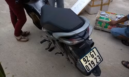 Bat giu xe khach cho thit thoi va xe may mat trom-Hinh-3