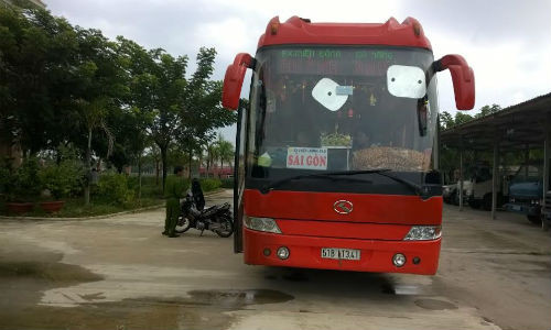 Bat giu xe khach cho thit thoi va xe may mat trom