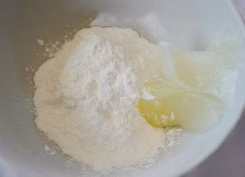 Theo đó, bước đầu tiên của phương pháp nâng mũi này là trộn bột mỳ với Vaseline để tạo nên một hỗn hợp dẻo như đất nặn.