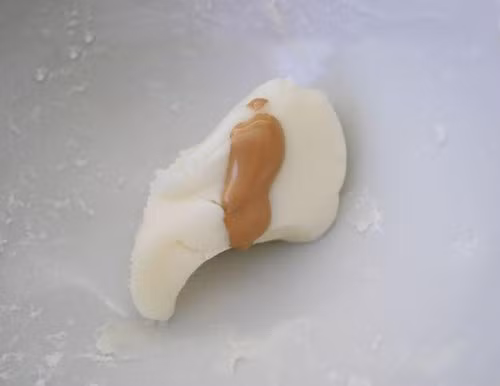 Sau đó trộn thêm một chút kem nền dạng lỏng vào hỗn hợp này để tạo màu da tự nhiên.