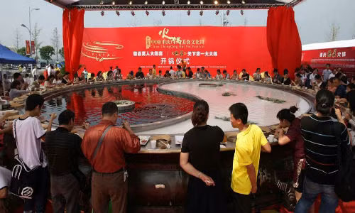 Nồi lẩu khổng lồ ở thành phố Trùng Khánh (Trung Quốc), nơi nổi tiếng nhờ những món ăn cay. Hàng chục người đã tham gia ăn chung nồi lẩu ngày 30/9/2013. (Nguồn: CCTVNews)